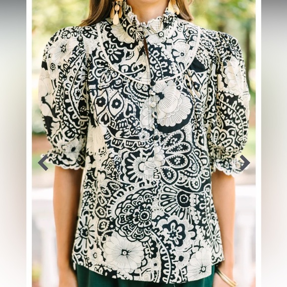 Umgee Tops - Umgee black ivory floral print ruffle trim neck short sleeves top blouse Sz M